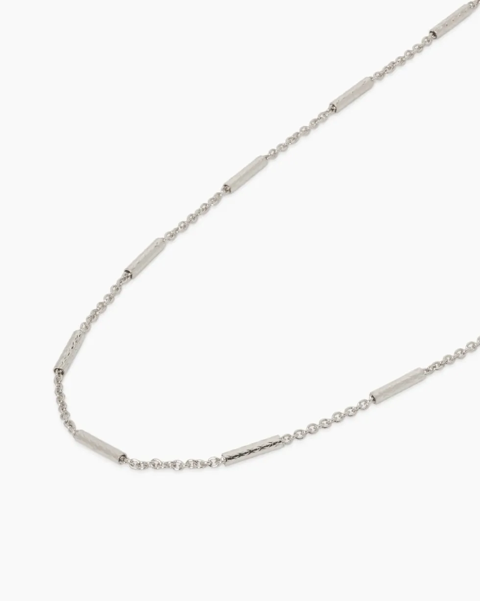 Collier mit strukturierten Zwischenelementen