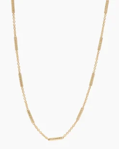 Collier mit strukturierten Zwischenelementen
