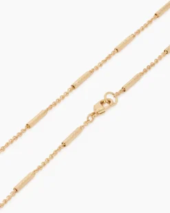 Collier mit strukturierten Zwischenelementen