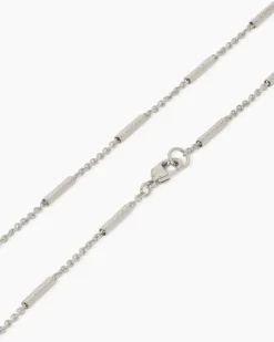 Collier mit strukturierten Zwischenelementen