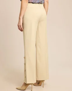 Hose mit Knopfdetails