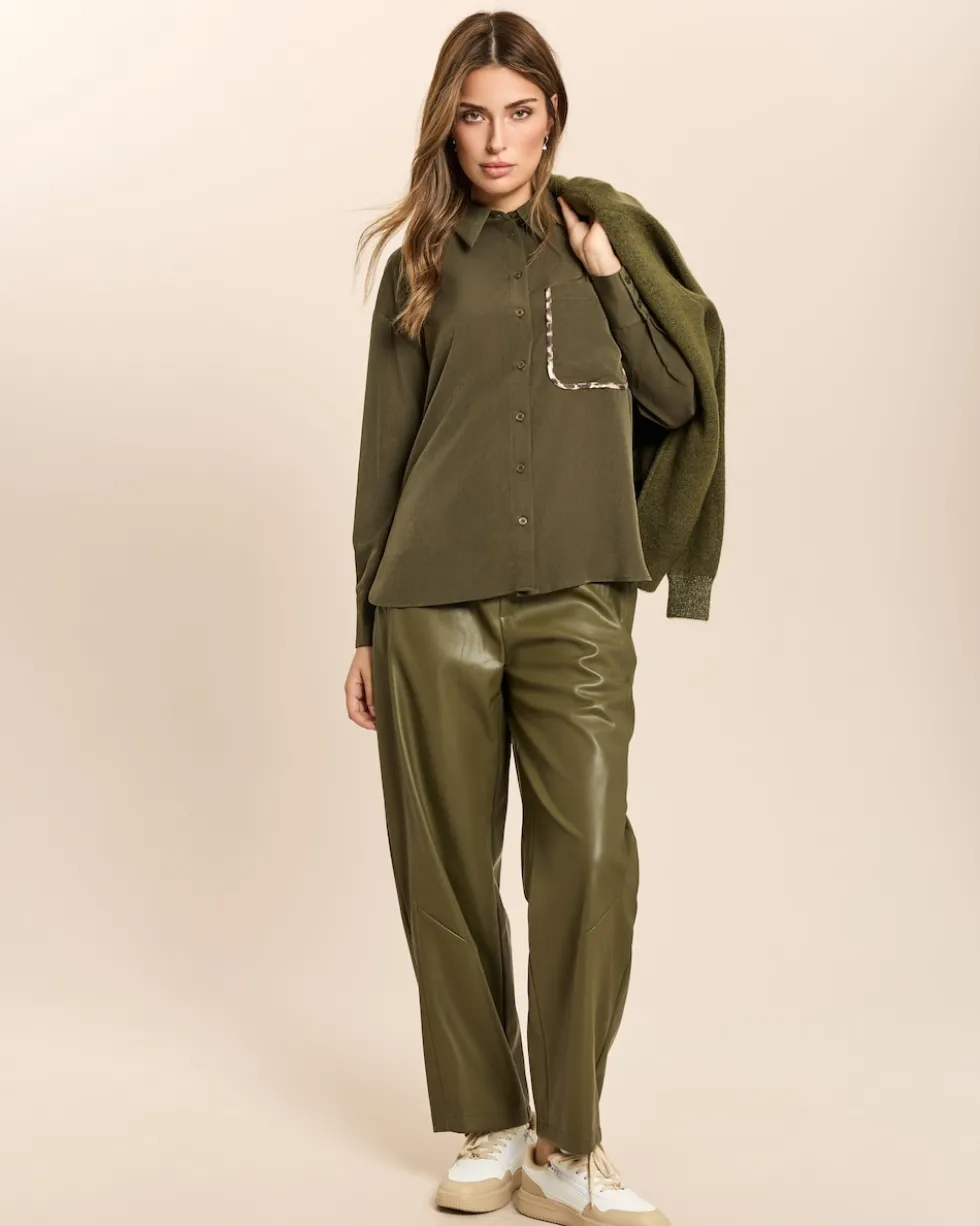 Relaxed Fit Hose aus veganem Leder