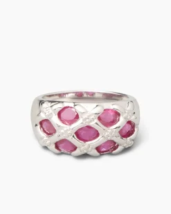 Ring mit Edelsteinen