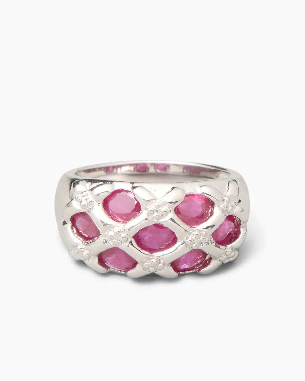 Ring mit Edelsteinen
