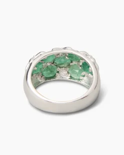 Ring mit Edelsteinen