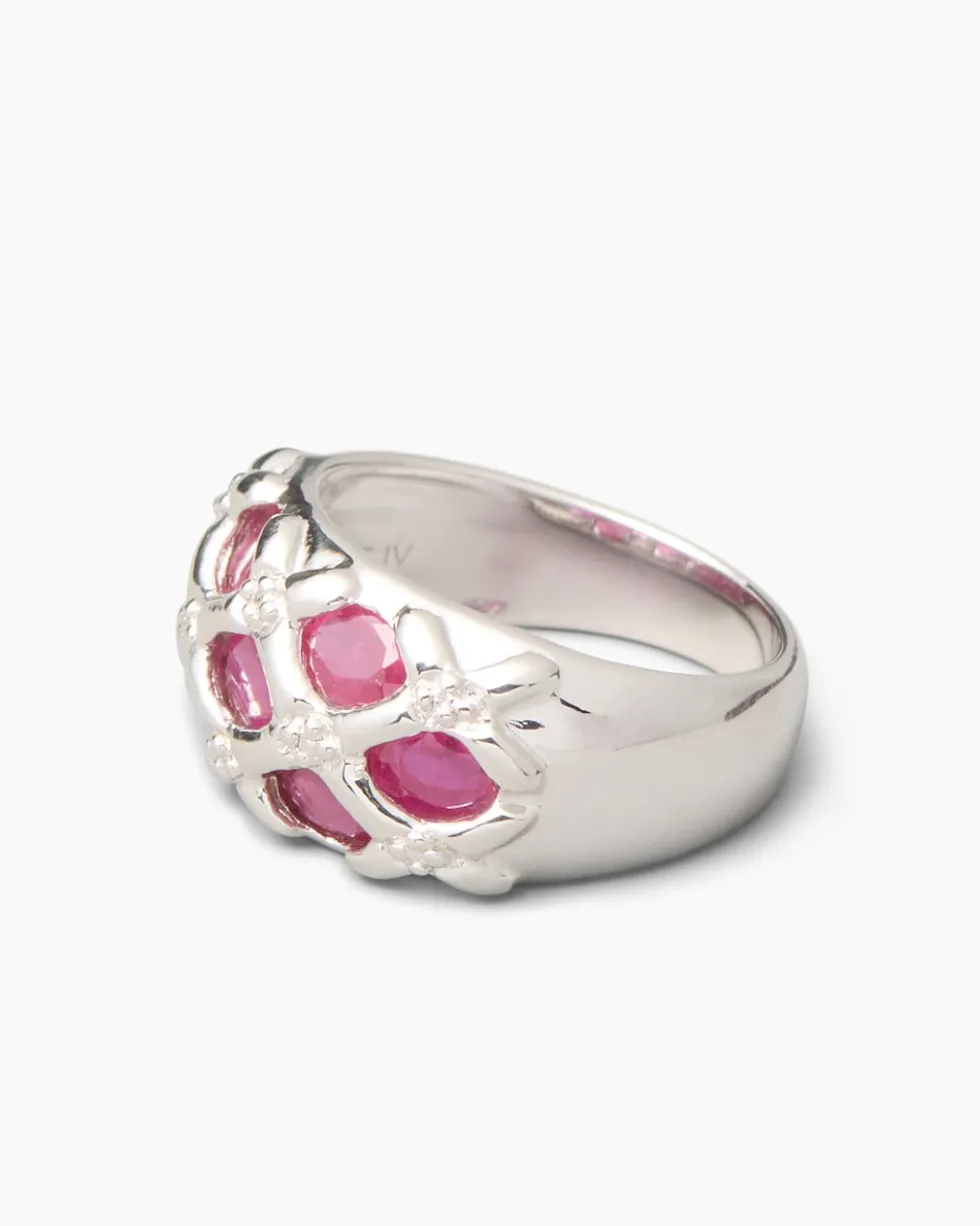 Ring mit Edelsteinen