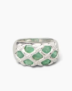 Ring mit Edelsteinen