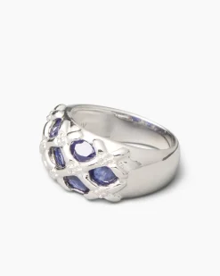 Ring mit Edelsteinen