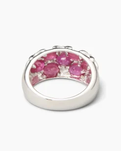Ring mit Edelsteinen
