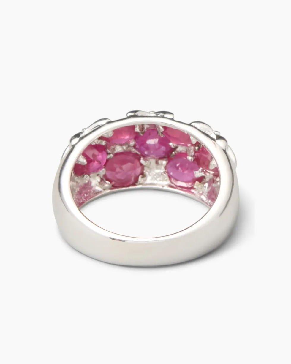 Ring mit Edelsteinen