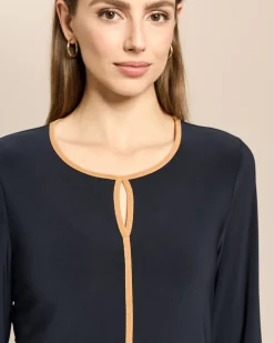 Shirt mit Paspelierung und Schlitz