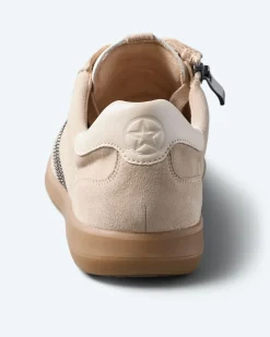 Sneaker mit Streifen