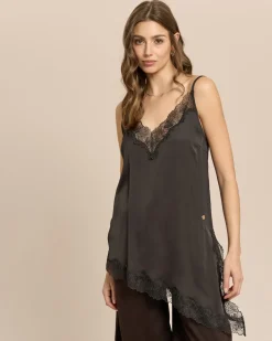 Spitzentop mit schrägem Saum