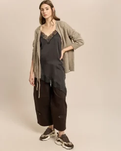 Spitzentop mit schrägem Saum