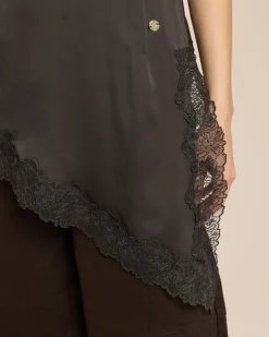 Spitzentop mit schrägem Saum