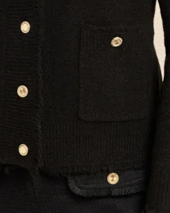 Strickjacke mit Goldknöpfen