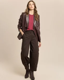 Veganer Lederblazer mit Knopfdetail
